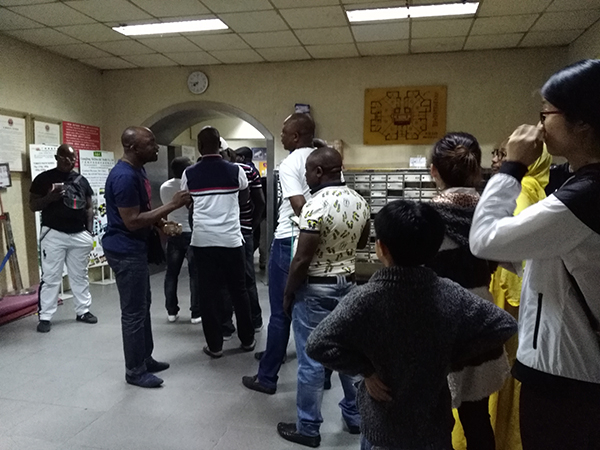 天秀大厦，每天都有非洲人排队等电梯。