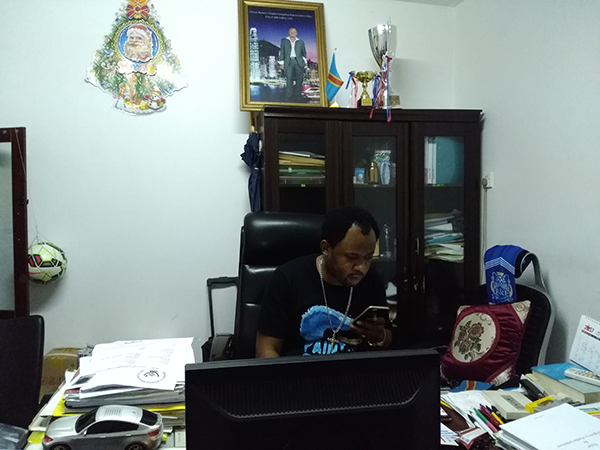 　　Felly每天电话不断，有些电话讲法语，有些电话讲中文。本文图片（除署名外） 澎湃新闻记者 张小莲