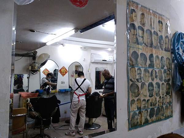 4月6日晚，Aminu带了两位从郑州过来的非洲客户到小北一家理发店理发，这也是他的服务内容之一。