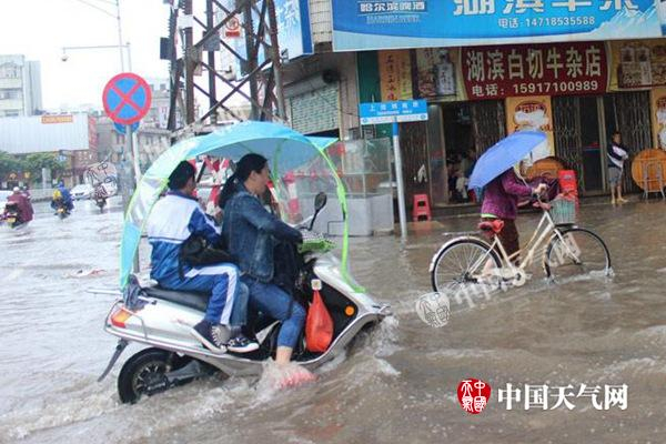昨天，短时强降水造成茂名化州的街道出现积水。（图/赖官耀）