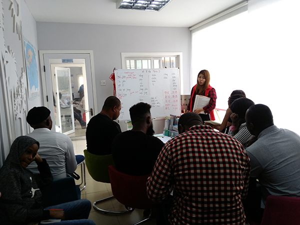 非洲人在服务中心上课学中文，有个小男孩几乎每天都来，他不会英语，只能靠听法语来学习。