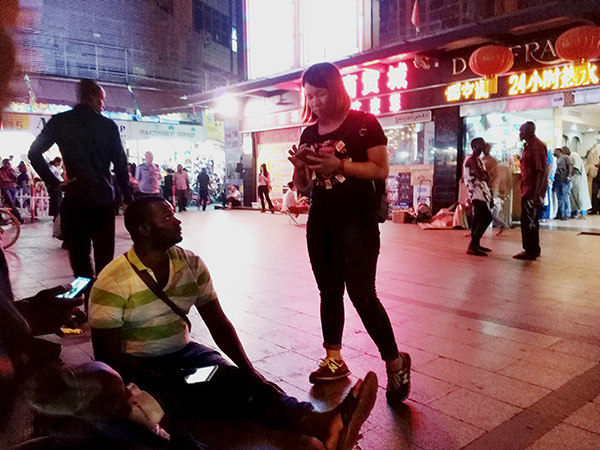 一名物流公司的业务员跟非洲人搭讪，以聊天的方式进行推销。