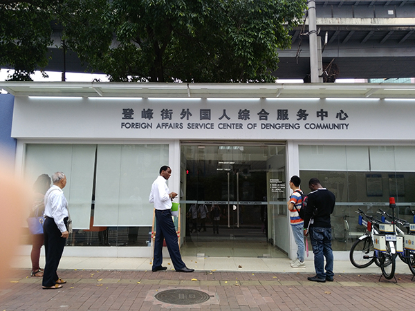 4月10日下午不到两点，就有非洲人早早来到服务中心等候办理居住登记。