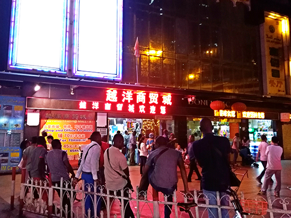 到了晚上，登峰宾馆广场前有很多非洲人在此聚集、碰面、聊天。