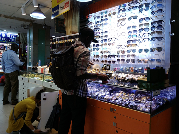 登峰街商贸城有好几家店卖大金项链和手表，这是非洲人最喜欢购买穿戴的饰品。