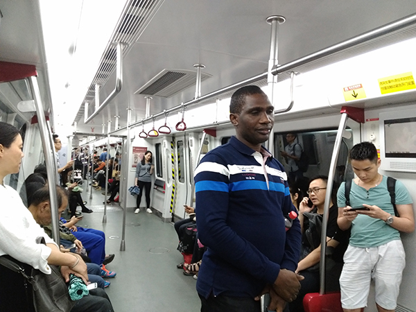 Aminu不喜欢在地铁里讲话，怕招来别人的眼光。