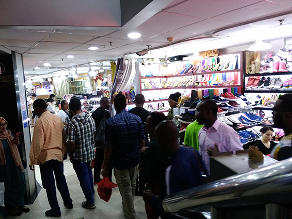 晚上，在越洋商贸城淘货的非洲人来来往往。