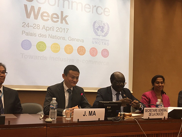 马云与联合国贸易和发展会议秘书长基图伊一起，在联合国日内瓦总部与大学生们交流。