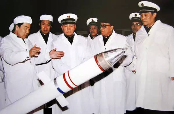 图为刘华清视察中国第一代潜射核导弹巨浪-1。