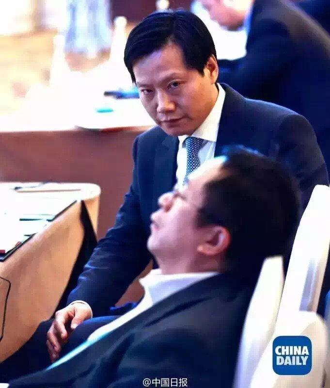 2015年乌镇世界互联网大会上，雷军被抓拍到“瞪”了周鸿祎一眼。这张照片后来被人设计了无数种台词。