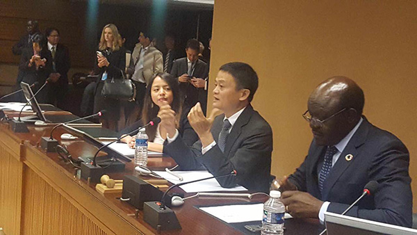 马云在联合国日内瓦总部和同事交流。