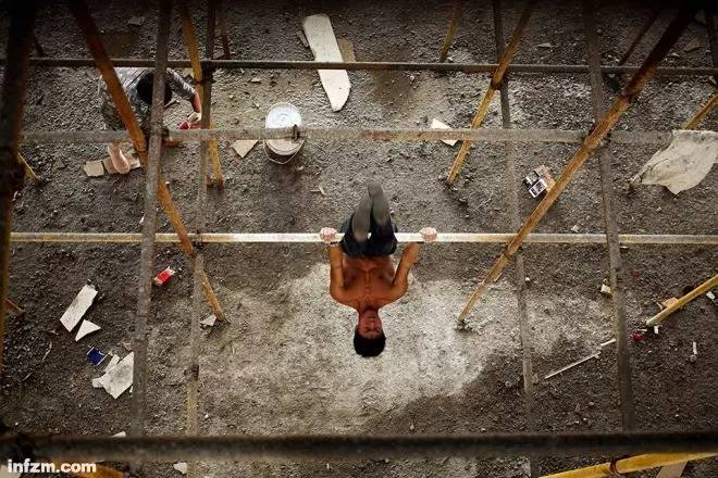 　　▲2016年9月28日，福建省泉州市黄山镇，石神伟在佛教寺庙施工工地利用脚手架健身。做工之余坚持健身的爱好改变了他的生活，使他成为快手上拥有百万粉丝的网红“搬砖小伟”。（视觉中国/图）