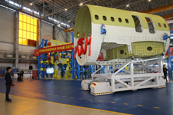C919飞机103架机中机身（含中央翼）在上海飞机制造有限公司浦东基地总装下线。
