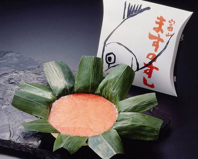 　　▲ 石川县金泽站出品。你可以把这个盒饭当作一个超级大的寿司，上面选用富山湾产的新鲜鱒魚，配上越中地区自产的大米，用竹叶包裹。