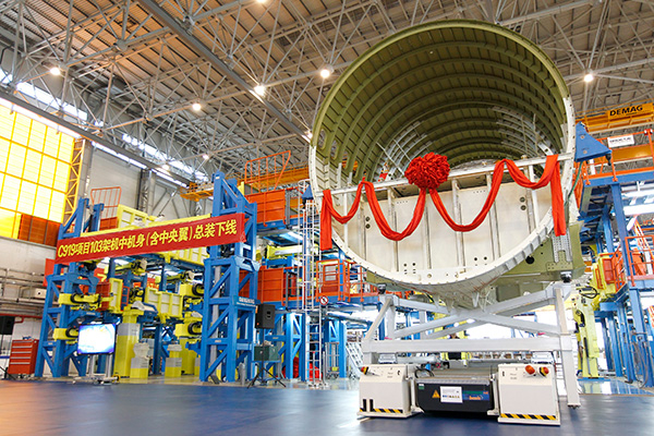 C919飞机103架机中机身（含中央翼）在上海飞机制造有限公司浦东基地总装下线。