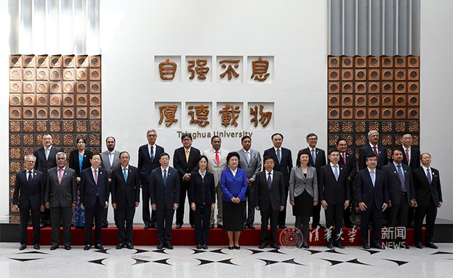  刘延东、陈宝生、江小娟和联盟校领导们合影。