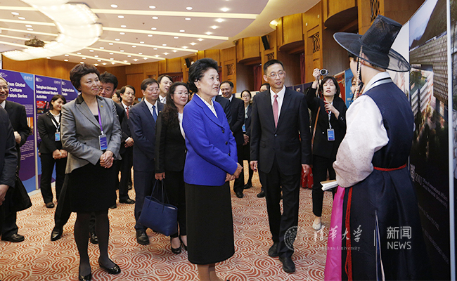  参观亚洲大学联盟高等教育展和清华大学国际教育成果展。