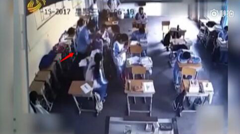 男生正摁住小薇的头部撞击桌子。（视频截图）