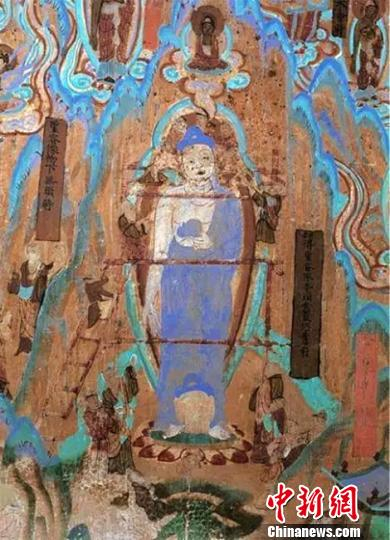 图为莫高窟72窟壁画工匠安装佛头（五代）。　敦煌研究院供图