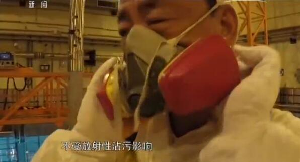  乔素凯戴上面罩准备修复核燃料棒