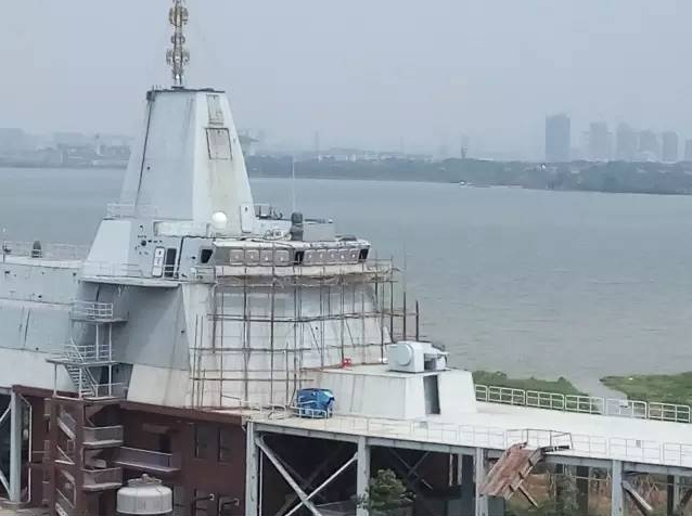 　　原701所（水面舰艇总体设计所）的055型驱逐舰桅杆模型，具有典型的一体化桅杆特征