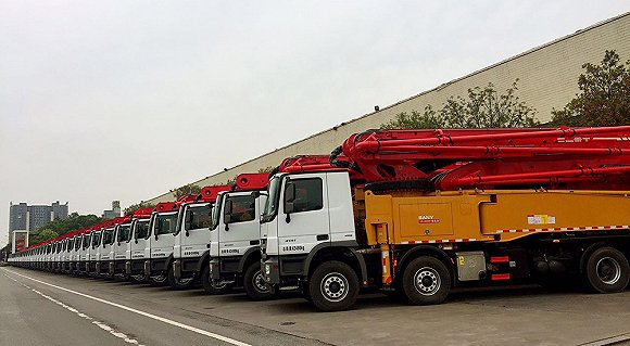 三一重工厂区道路上停放的工程泵车。摄影：蒋瑜沄