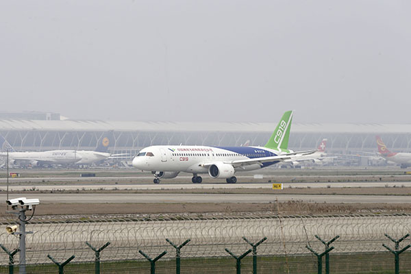 　　2017年4月16日上午，中国商飞国产大飞机C919的原型机，在上海浦东国际机场4号跑道进行了首次高速滑行测试，测试顺利。 澎湃新闻记者 赵昀 图