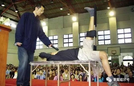 ▲萧宏慈在“拍打拉筋”培训班上课。 &nbsp; &nbsp;&nbsp; 网络图片