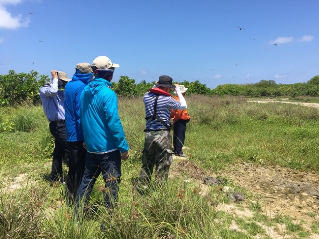  ▲检查海岛保护情况