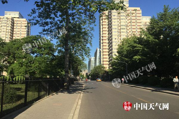 今晨7时左右，北京艳阳高照。