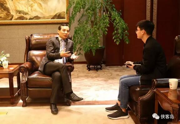  4月26日，吴小晖接受《新京报》专访