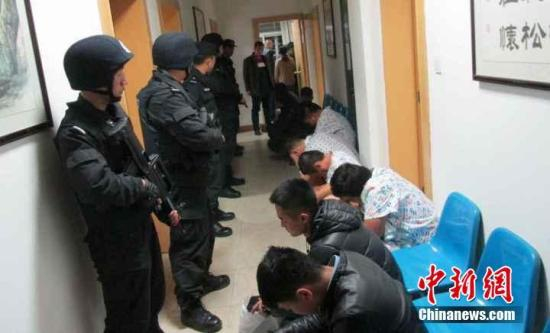 资料图：警方抓获“涉黄”违法人员。陶姝君 摄