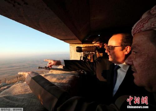 　　当地时间2017年1月2日，伊拉克，法国总统奥朗德与法国国防部长德里安到访伊拉克摩苏尔附近的一处军事哨站，慰问同IS作战的法国士兵。