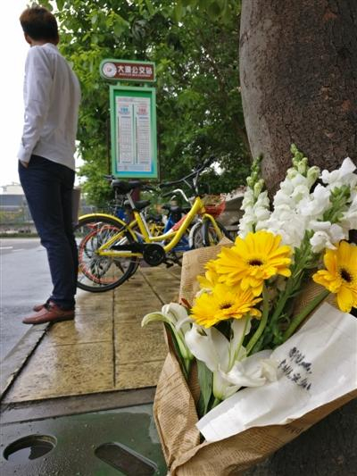 事发当天，事故现场有人献花 （彭亮 摄）