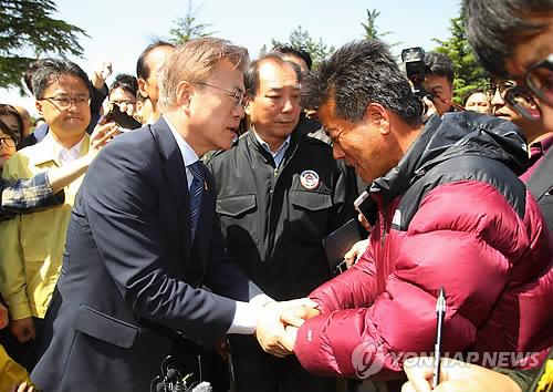 文在寅慰问灾民。 （图片来源：韩联社）