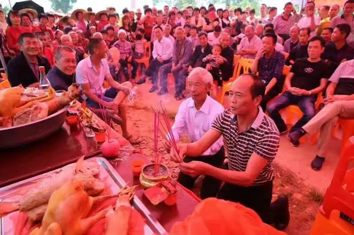 王跷鼻和傅梓芳在仪式上跪拜祈福。