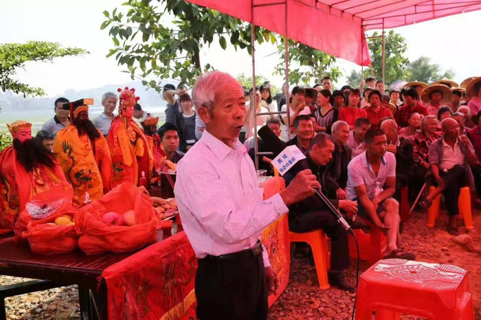 梧山村老人会会长王跷鼻在“破冰”仪式上讲话。