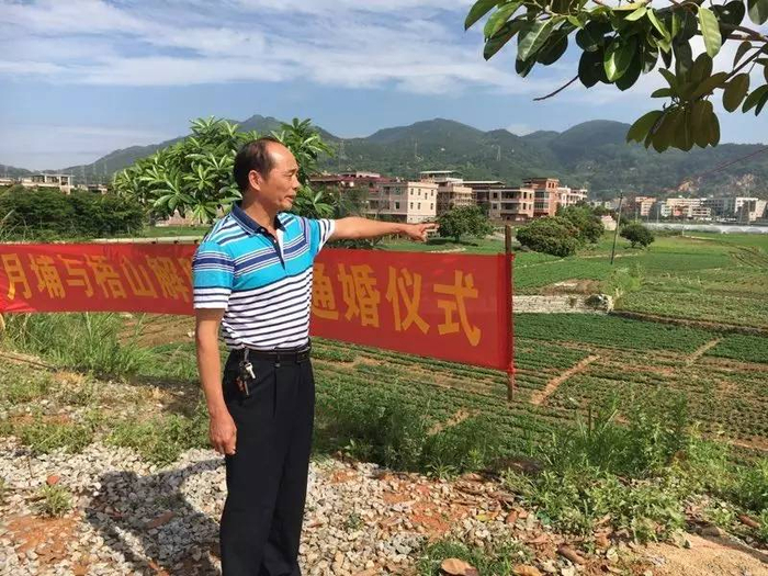 傅梓芳介绍两村曾经械斗的地方。