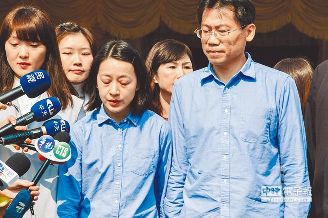  小灯泡父母接受采访。（图片来源：台湾“中时电子报”）