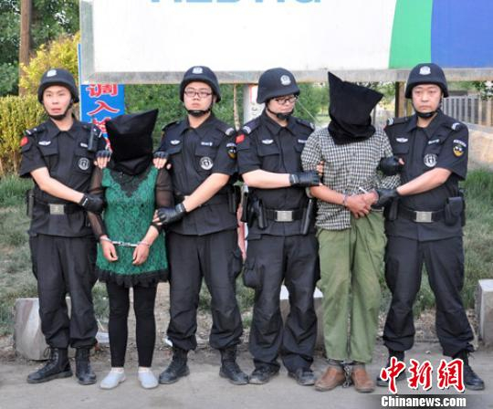 5月13日下午，涉嫌杀人焚尸的夫妻案犯被押解归案。 顺平县公安局供图