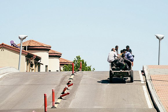 一辆三轮车正在穿越连接“亚洲“与”美洲“的桥梁。摄影：吕萌