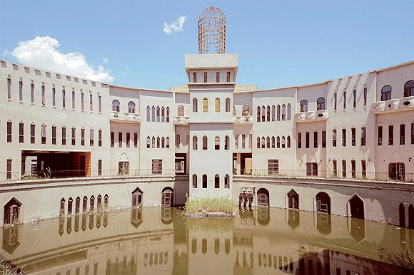 被积水淹没的下沉广场。摄影：吕萌