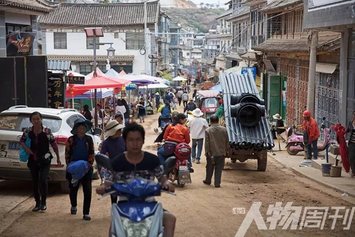 　因为铺设排污管道，双廊的道路变得拥挤