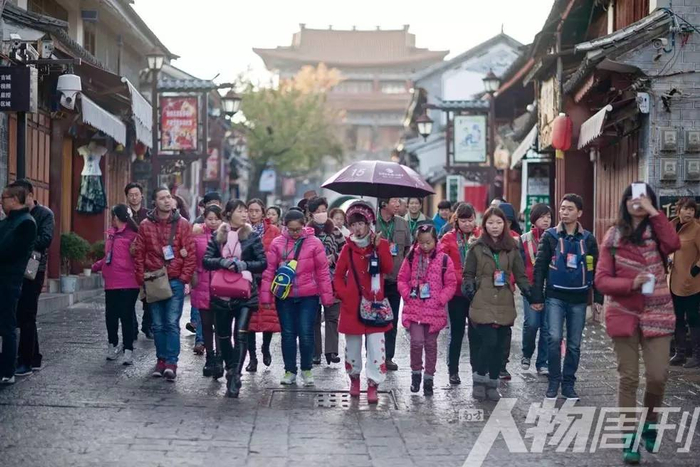 导游带着旅行团游览大理古城，介绍特色景点