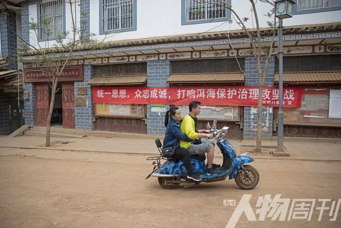 　双廊，保护洱海的宣传横幅、标语处处可见