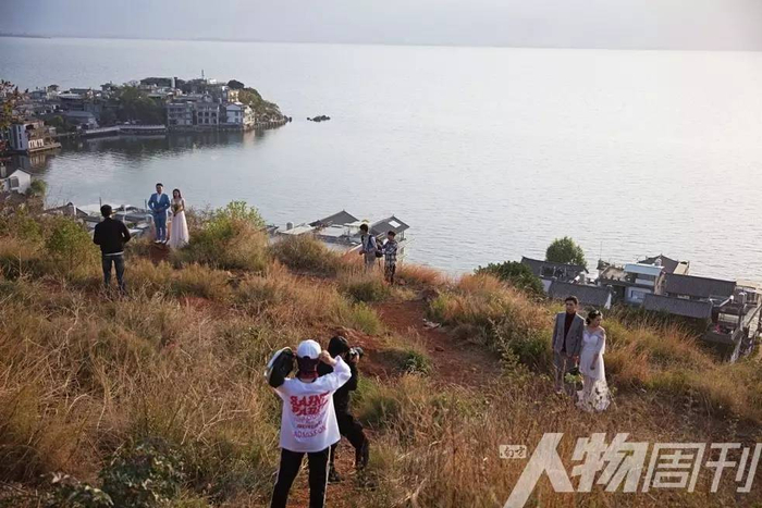 　游客在洱海边上拍摄婚纱照
