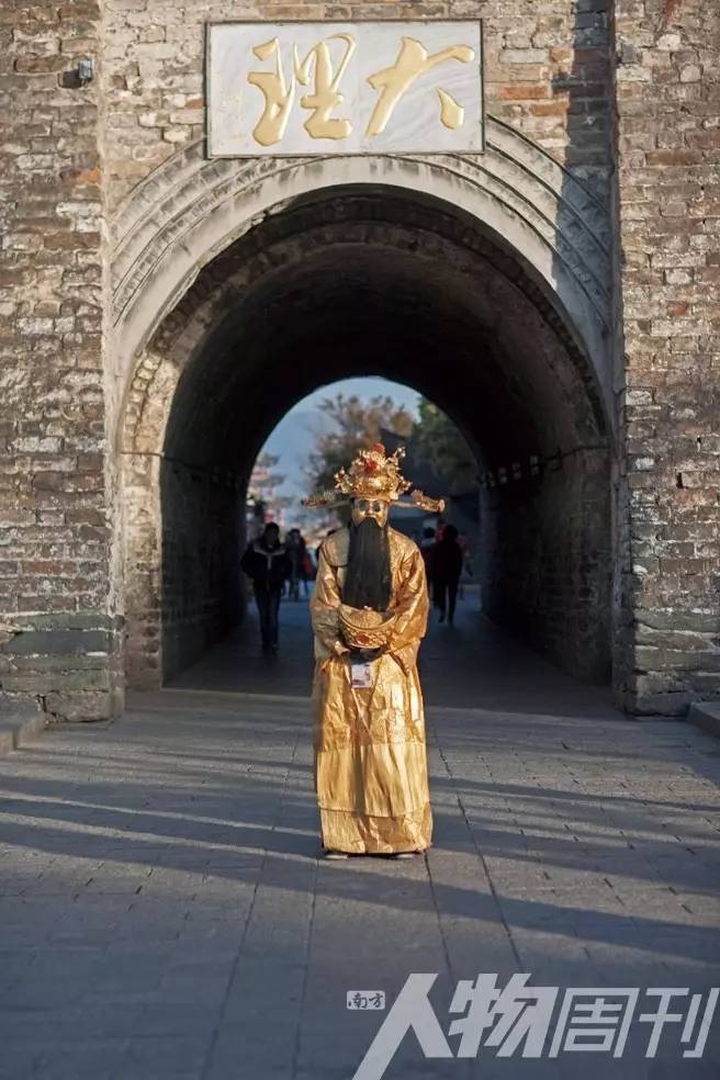 大理古城，装扮成财神的街头艺人