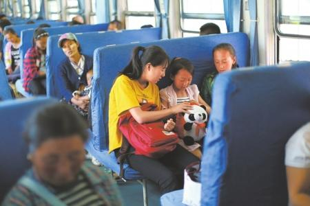  依火红敏和读学前班的妹妹。