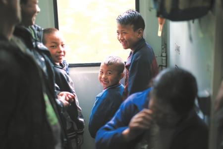 坐慢火车返校的学生。