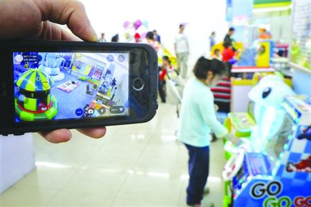 7日，普陀区的“小玩子”游乐园内，孩子玩乐的场景在水滴直播平台同步播放，孩子和家长并不知情。/晨报记者　张佳琪